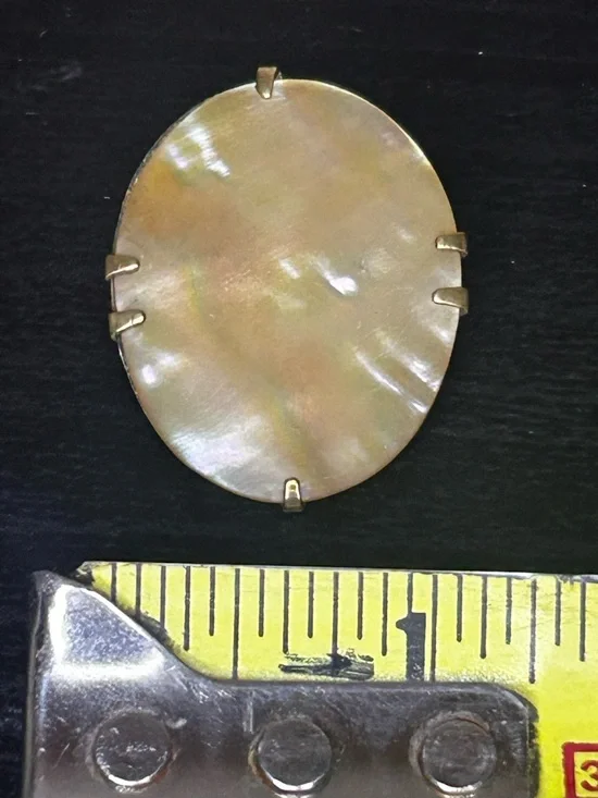 Oval Mother-of-Pearl Cabochon Pendant in Iridescent Gold - Picture 4 of 7
